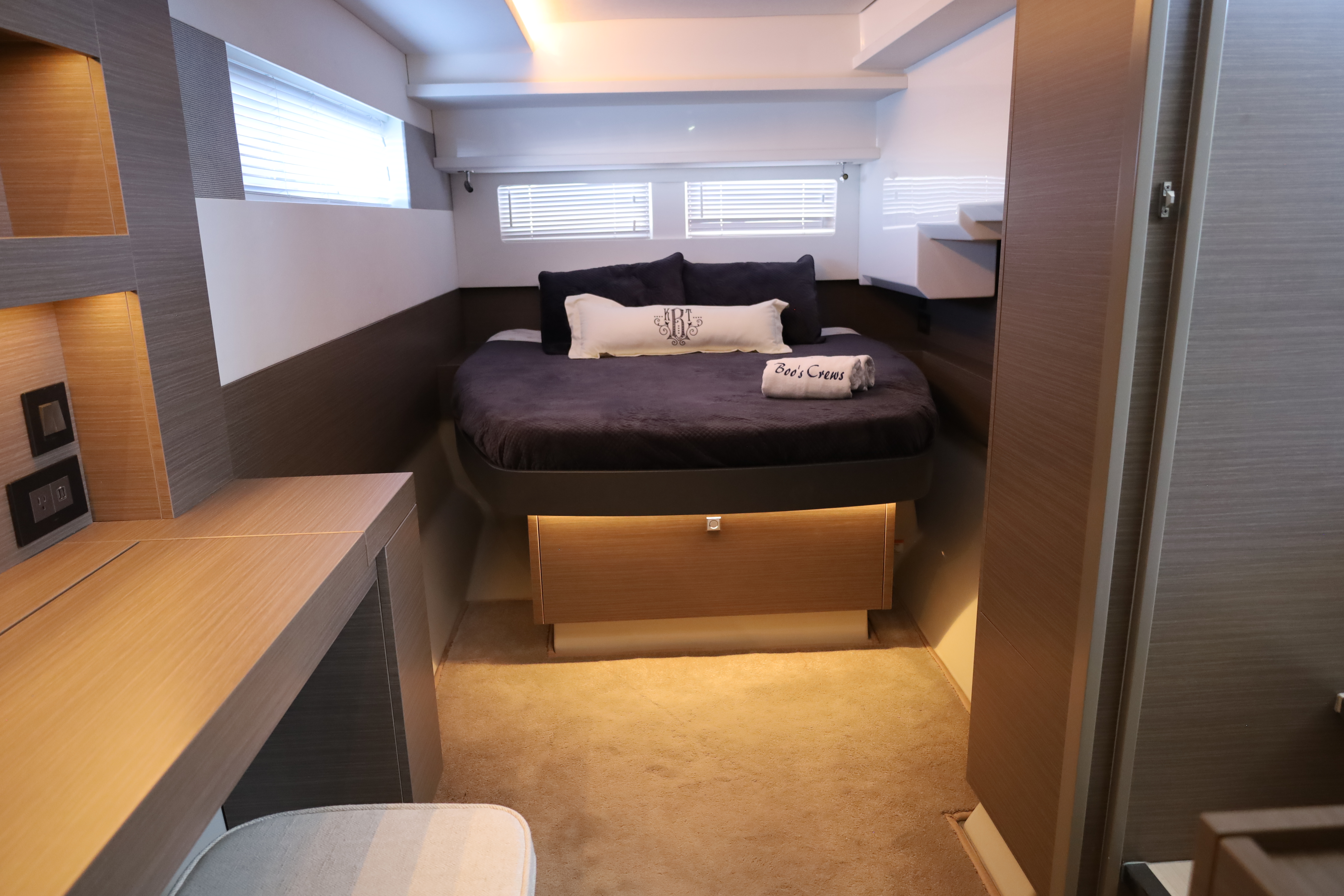 Leopard 46 Power Cat for sale - Interior and exterior views of luxury power catamaran 15