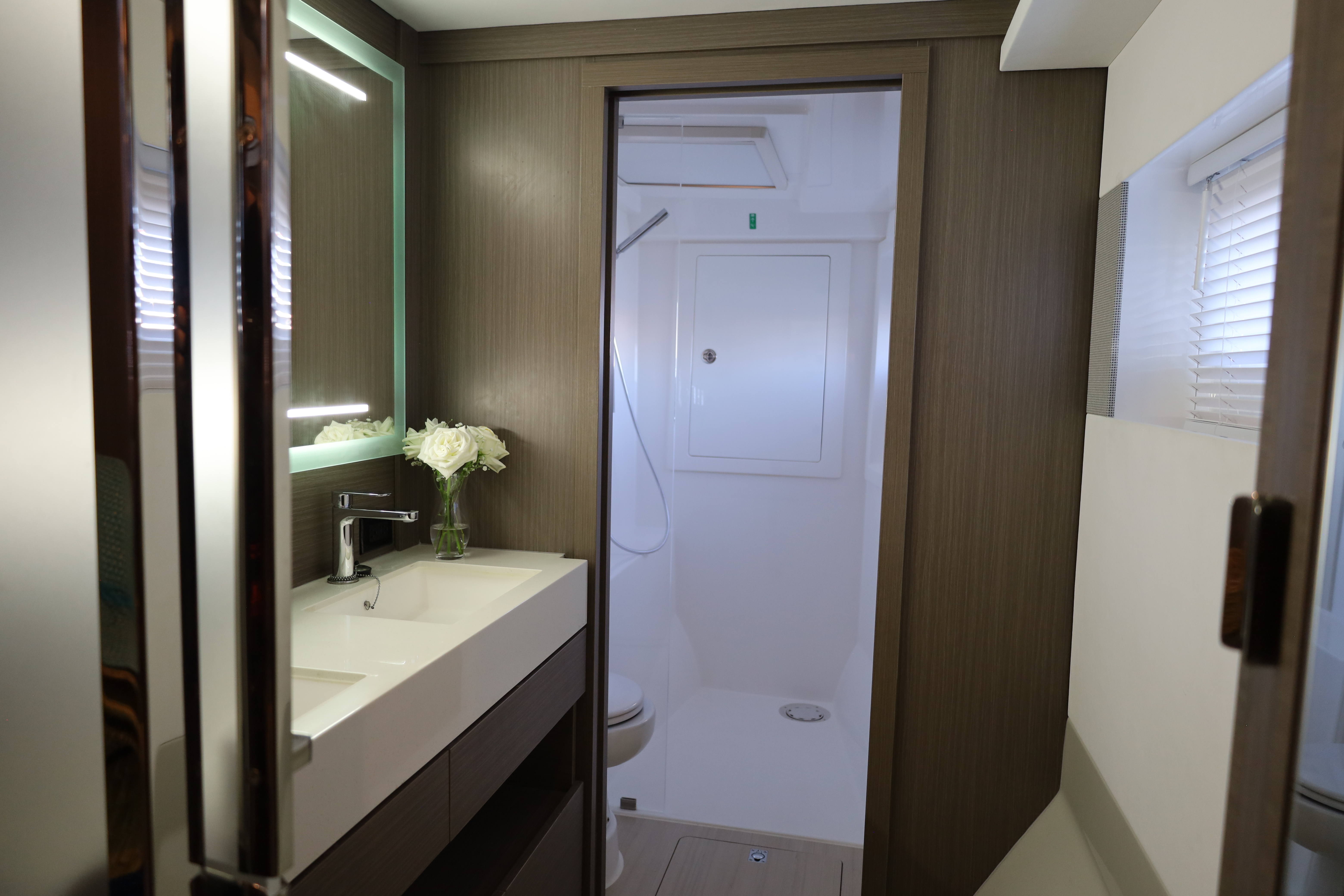 Leopard 46 Power Cat for sale - Interior and exterior views of luxury power catamaran 16