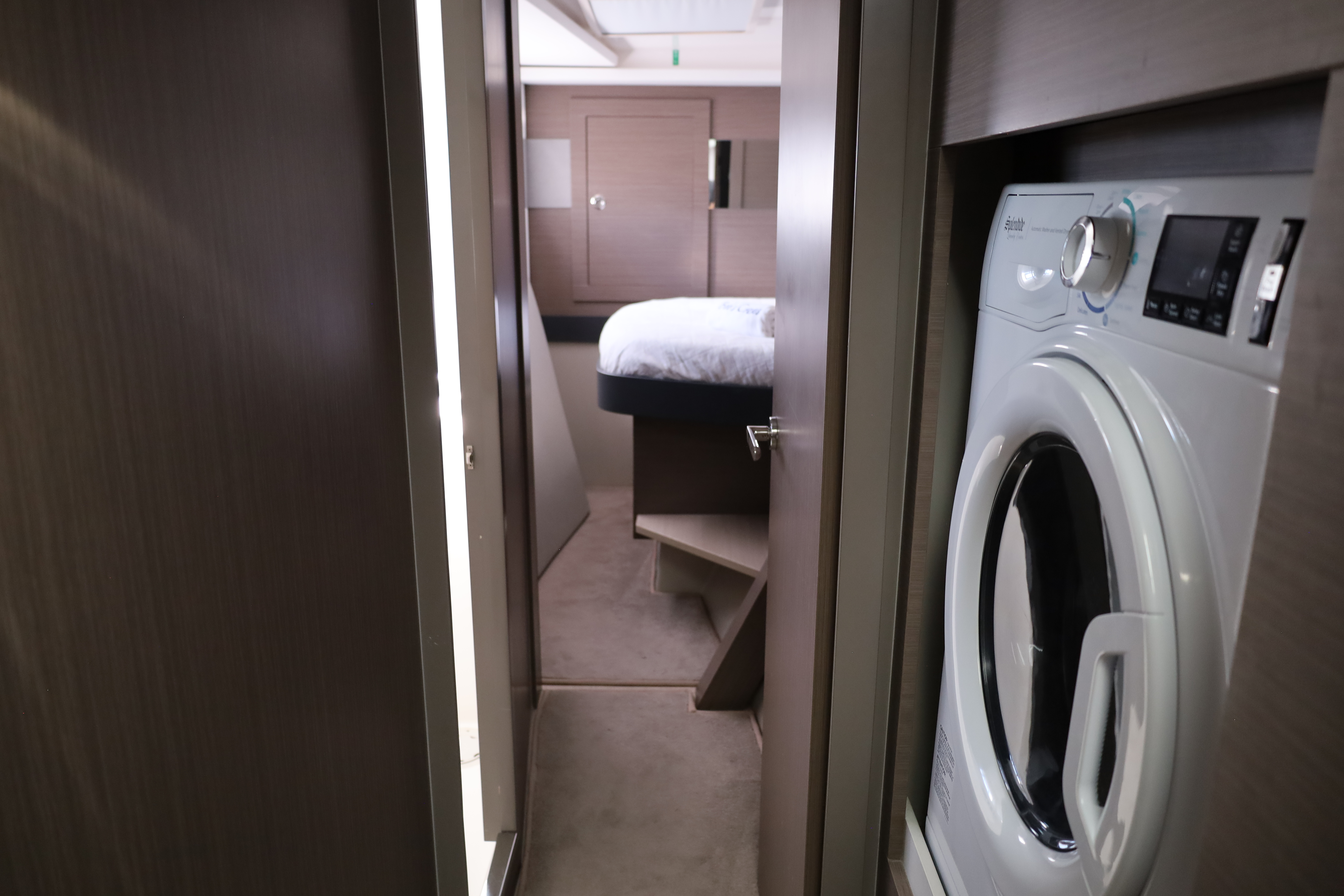 Leopard 46 Power Cat for sale - Interior and exterior views of luxury power catamaran 21