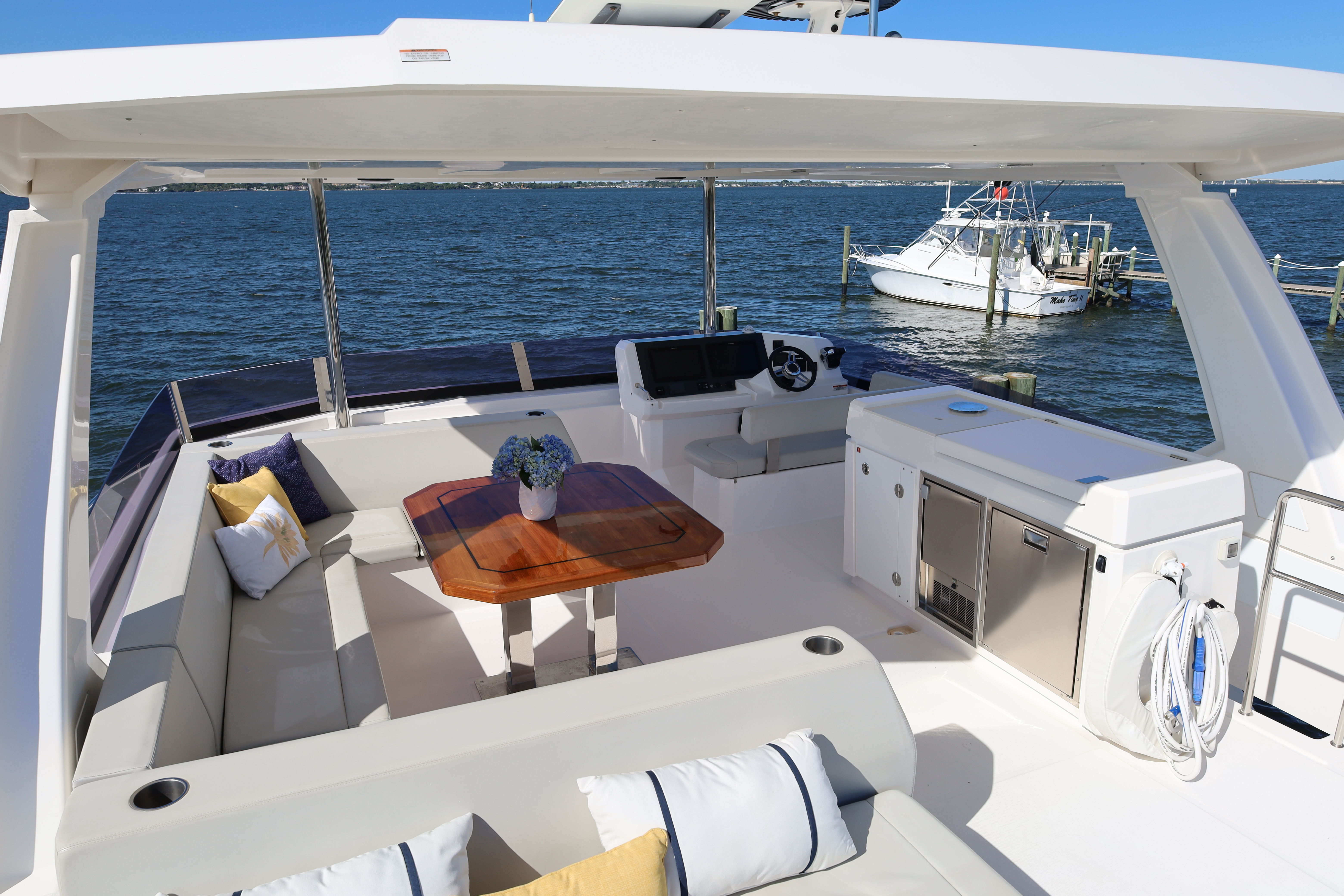 Leopard 46 Power Cat for sale - Interior and exterior views of luxury power catamaran 25